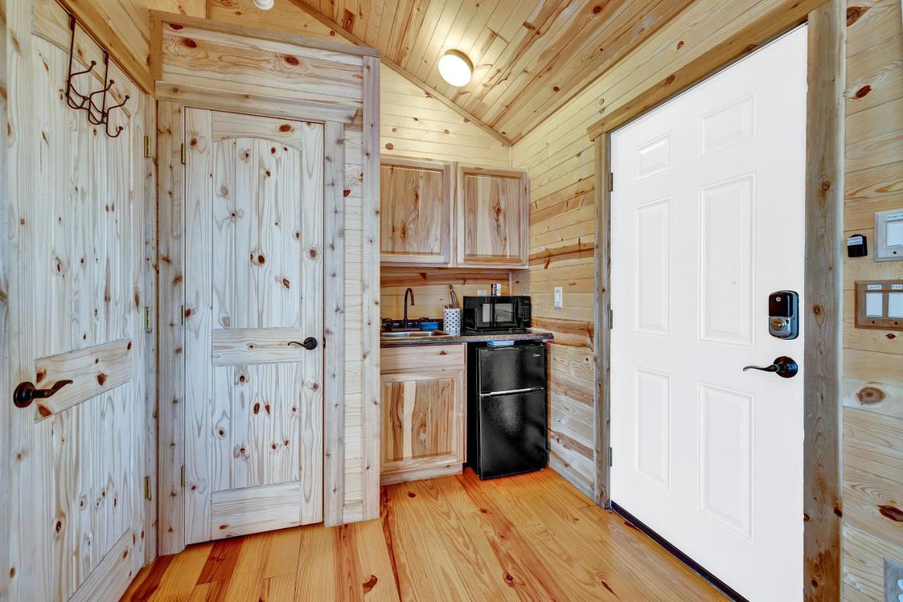 Rocky Ridge Cedar Cabin With Hot Tub & Amazing Views Crabapple المظهر الخارجي الصورة