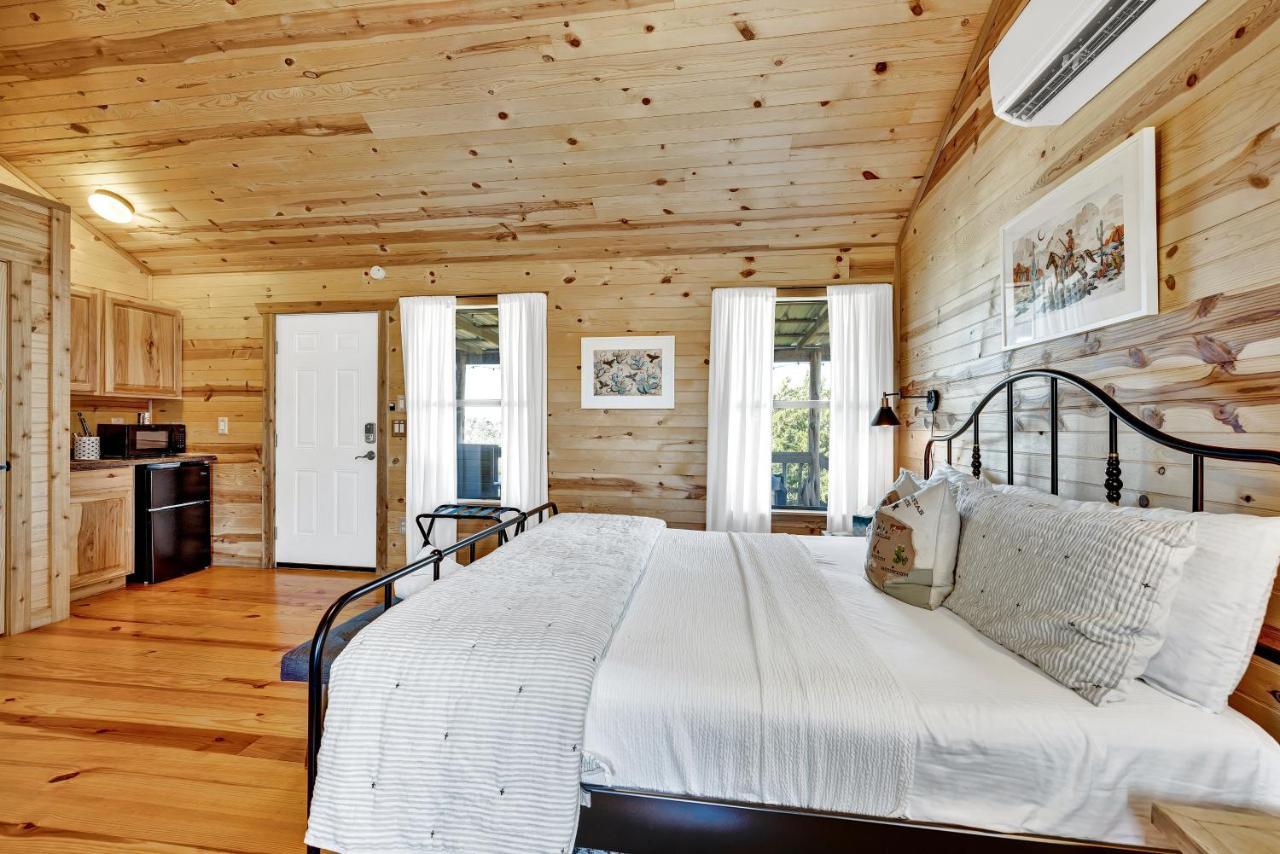 Rocky Ridge Cedar Cabin With Hot Tub & Amazing Views Crabapple المظهر الخارجي الصورة